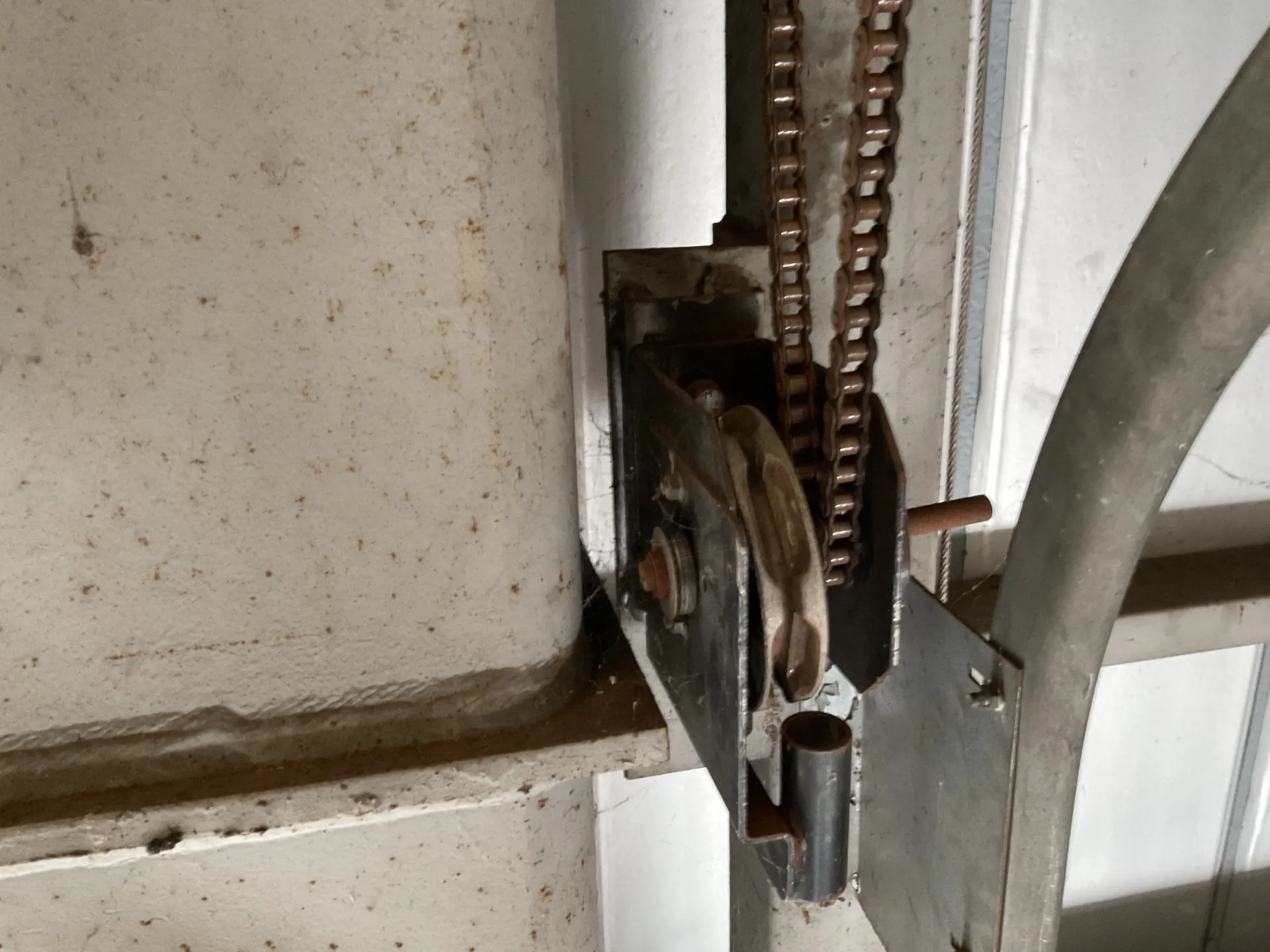 オーバードアのチェーン機構